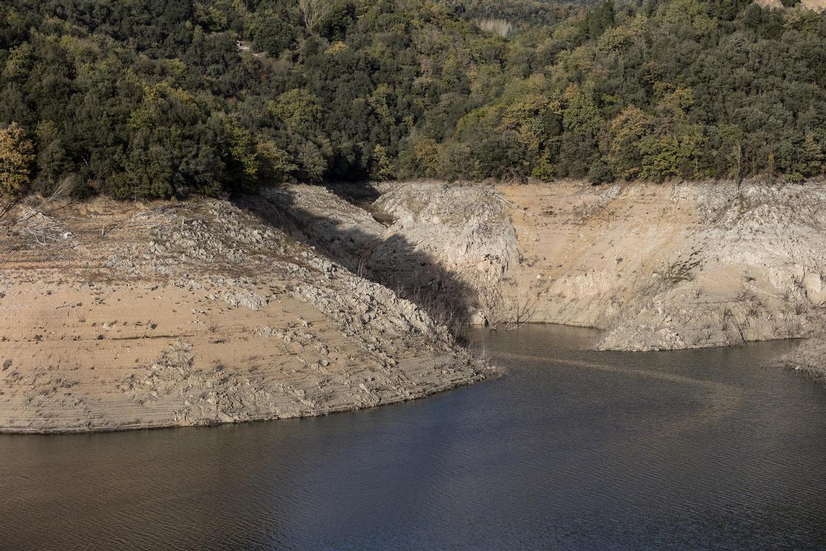 El pantano de Sau, con gran parte del pueblo al descubierto, por la sequía El pantano de Sau, con gran parte del pueblo al descubierto, por la sequía