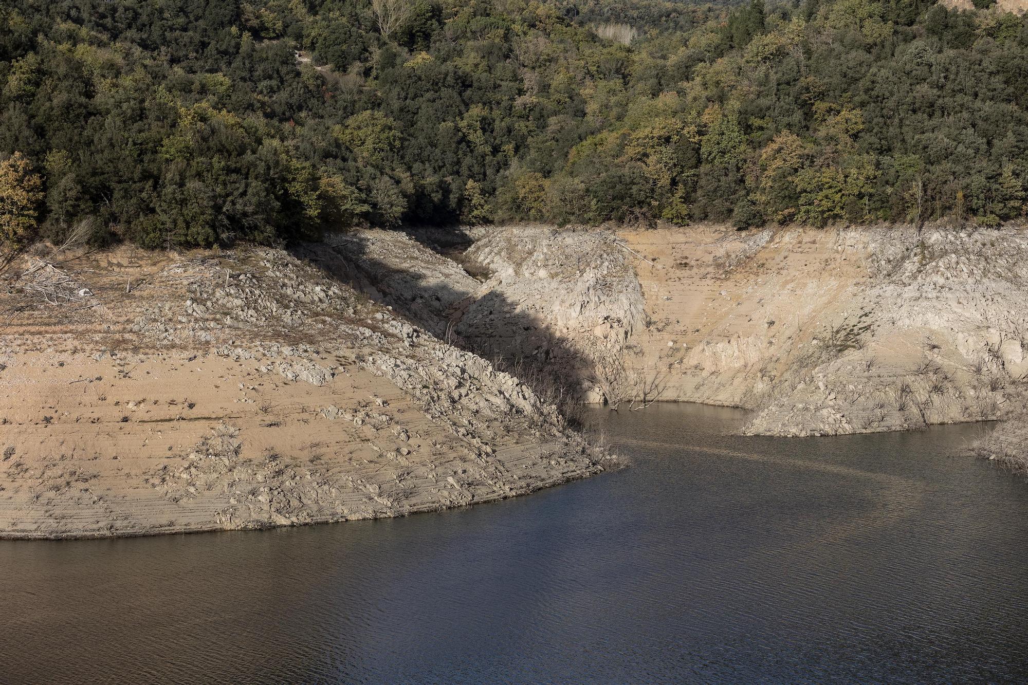 El pantano de Sau, con gran parte del pueblo al descubierto, por la sequía