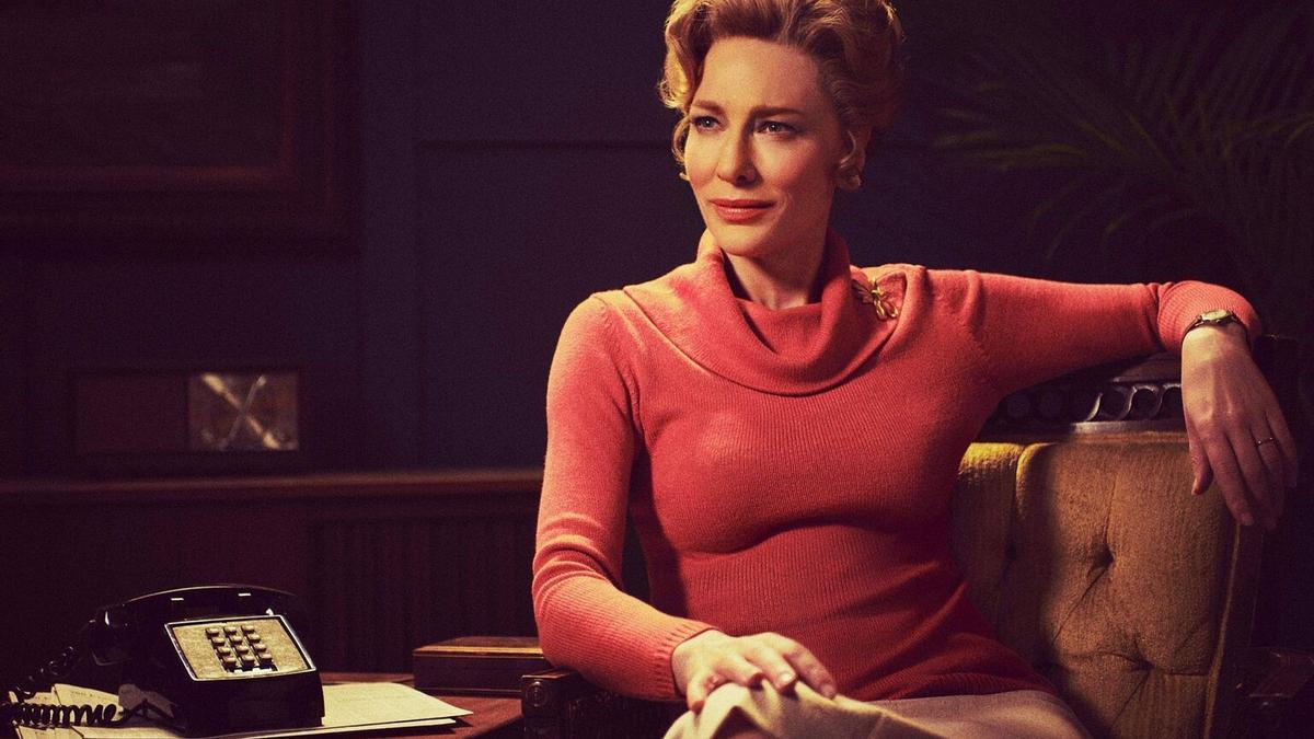 Cate Blanchett caracterizada como Phyllis Schlafly en Mrs. America.