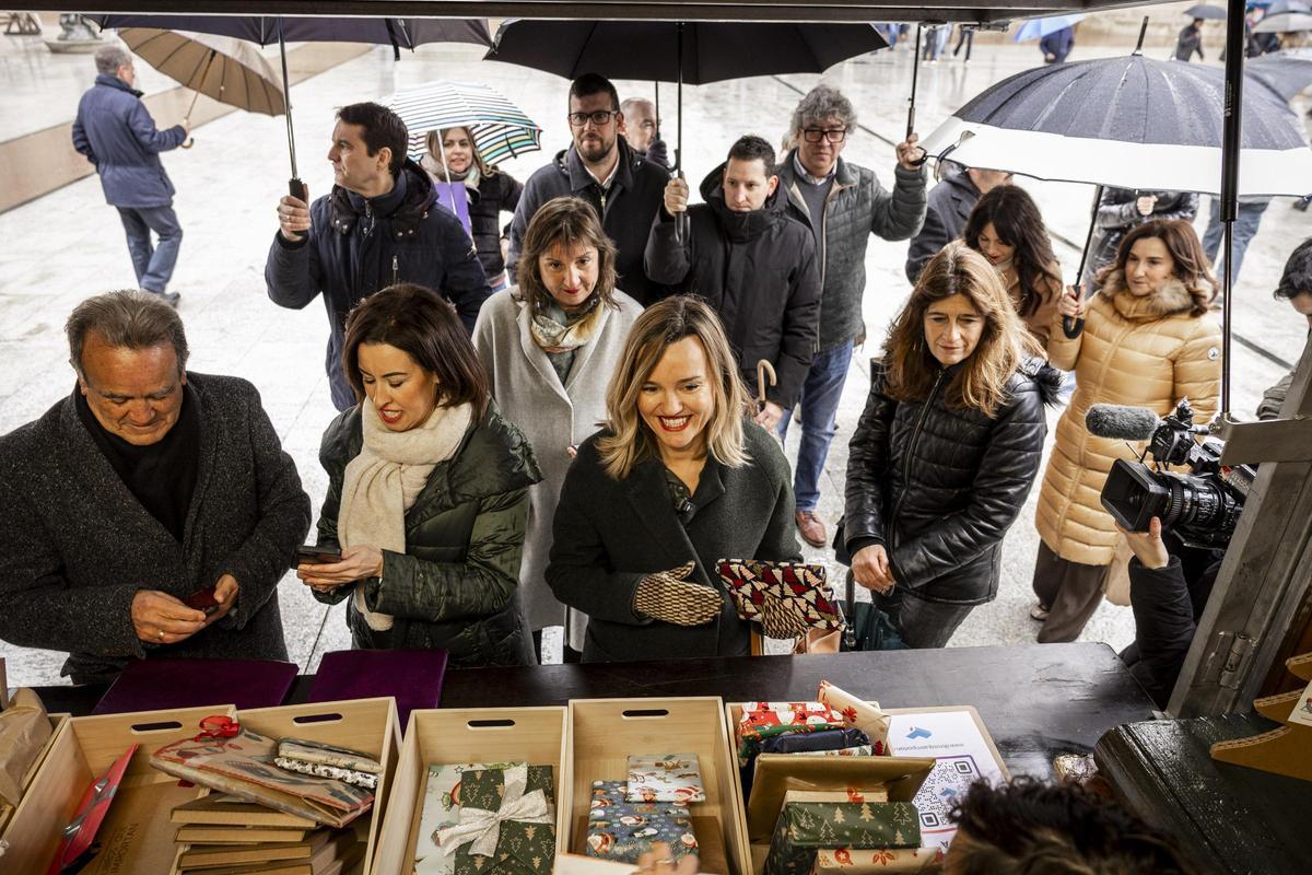 Pilar Alegría, junto a otros representantes del PSOE Aragón, esta semana en Libros que Importan, en Zaragoza.
