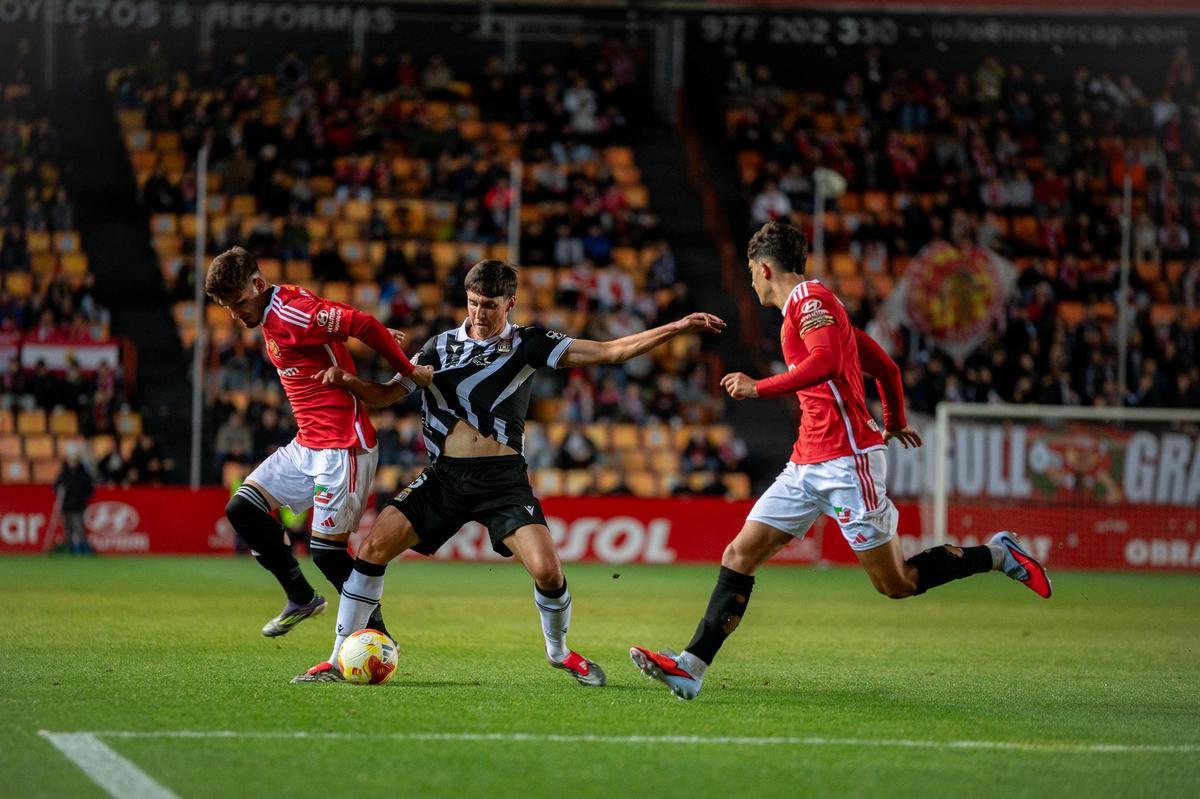 Álex Fidalgo pelea un balón