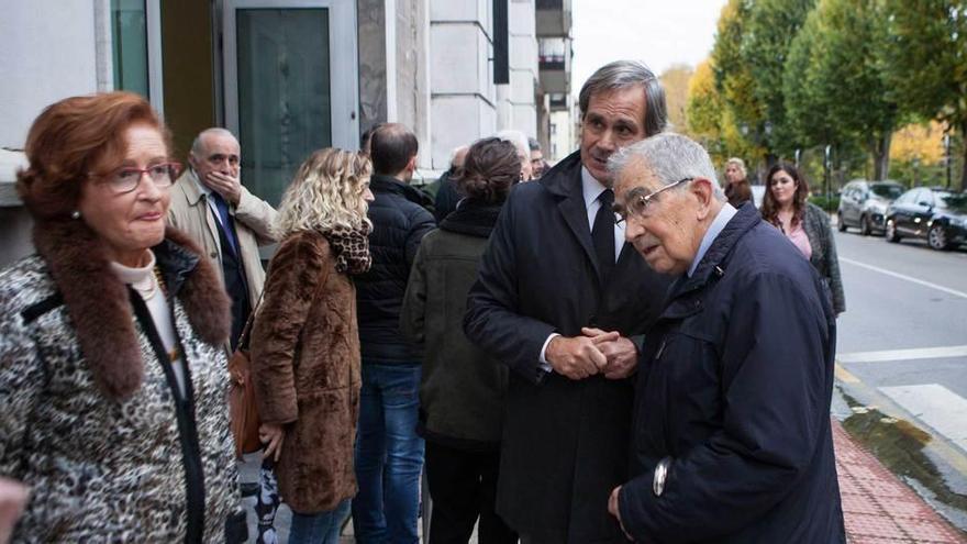 José María Richard Rodríguez recibe el pésame del periodista Esteban Greciet antes del funeral.