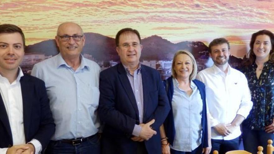 Germán Salazar, Ciro Palmer, Juan Córdoba, Amparo Gil, Carlos Gimeno y Mayte Calafat, en la reunión comarcal.