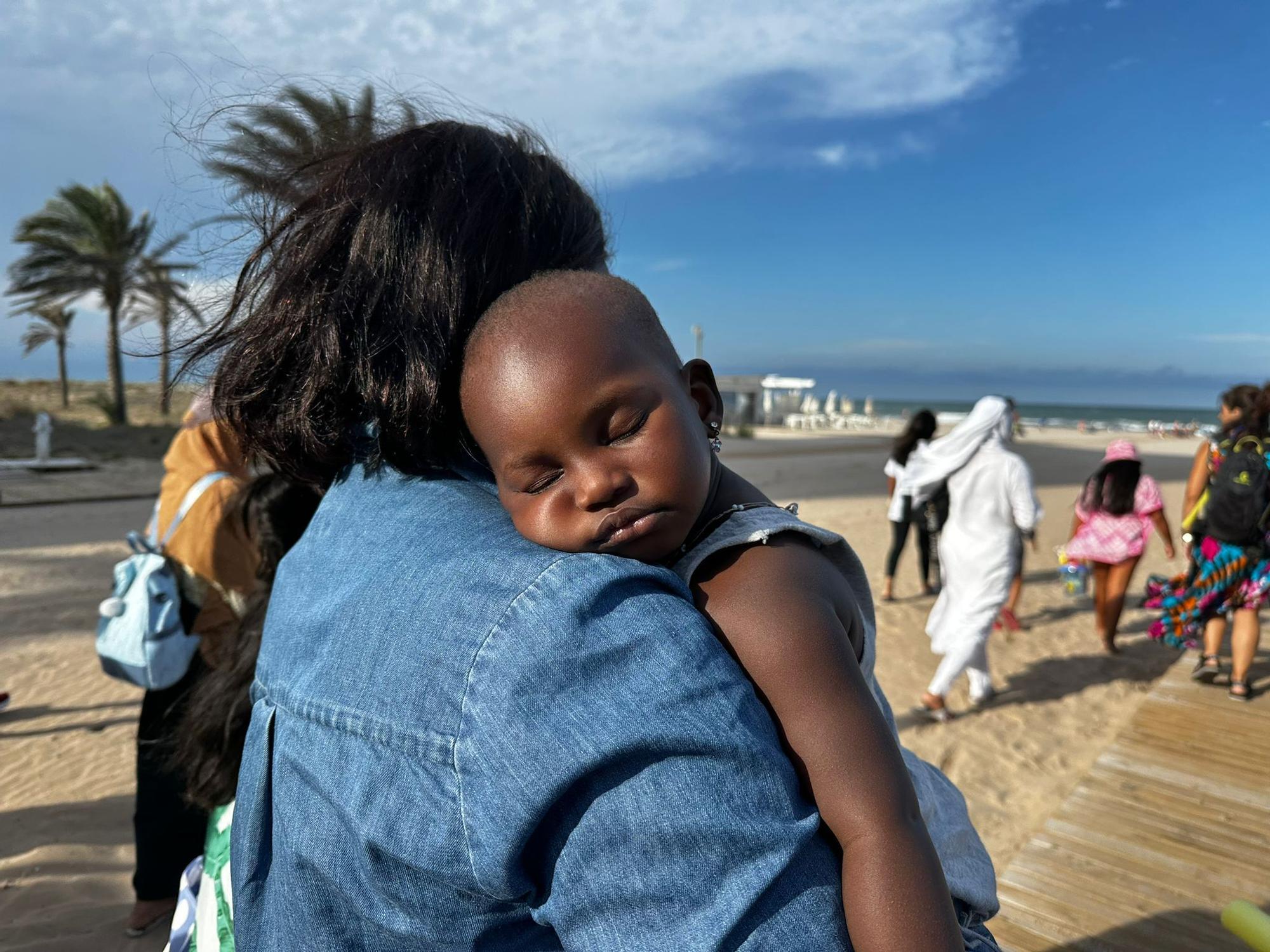 Así ha sido el encuentro de niños con el mar que nunca antes habían visto