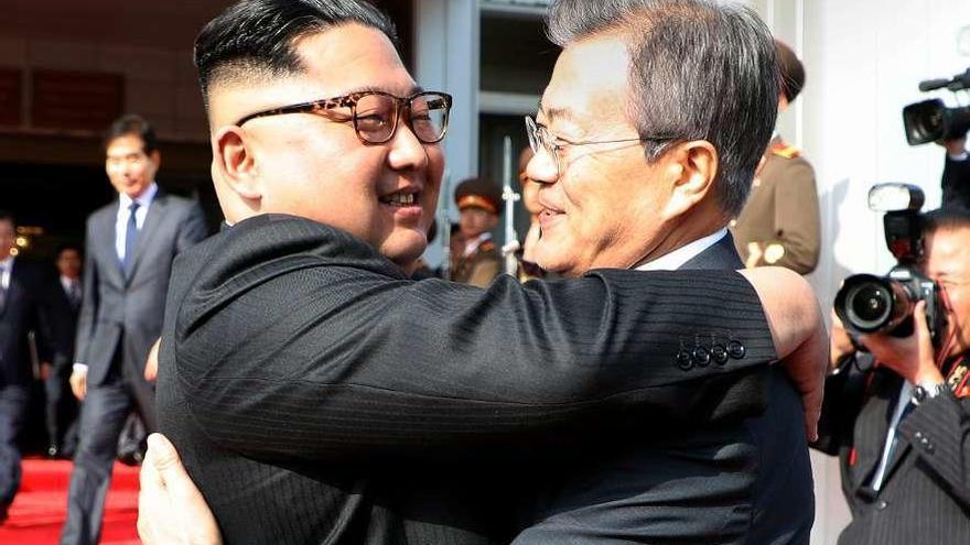 Kim Jong-un y Moon Jae-in (a la derecha), abrazándose ayer en Panmunjom. // Reuters