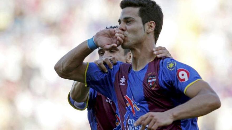 Javi Guerra celebra un gol con su antiguo club, el Levante.