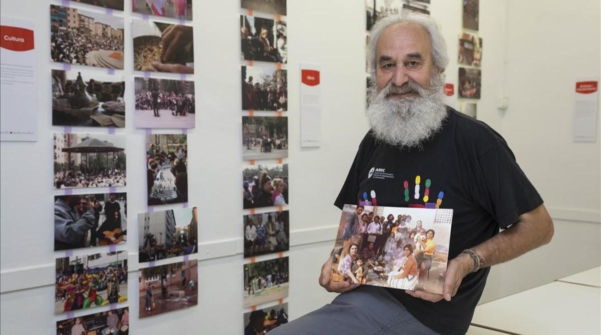 Juan Jesús Guerrero muestra una fotografía suya junto a un grupo de exbarraquistas instalados en Sant Roc a principios de los 70 en el Ateneu del barrio.