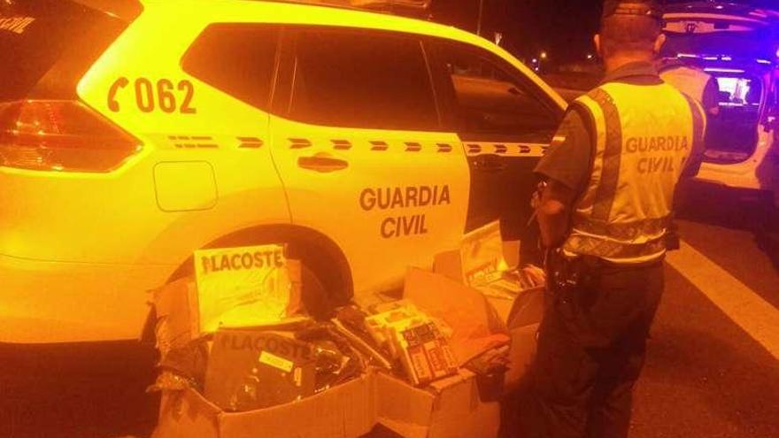 La ropa, custodiada por un agente. // Guardia Civil