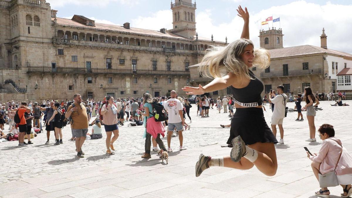 Gran afluencia de turistas y peregrinos en la Praza do Obradoiro durante el largo puente de San Roque