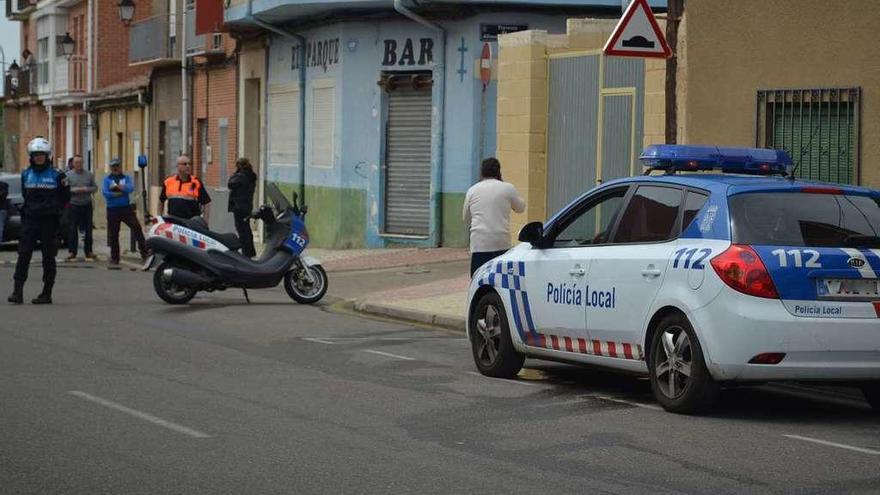 Dos vehículos de la Policía Local y un agente en la zona de Santa Clara.