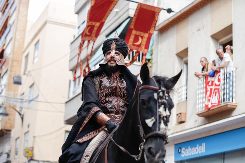 El bando de la media luna ofreció un majestuoso espectáculo en el segundo gran desfile de los Moros y Cristianos de la ciudad