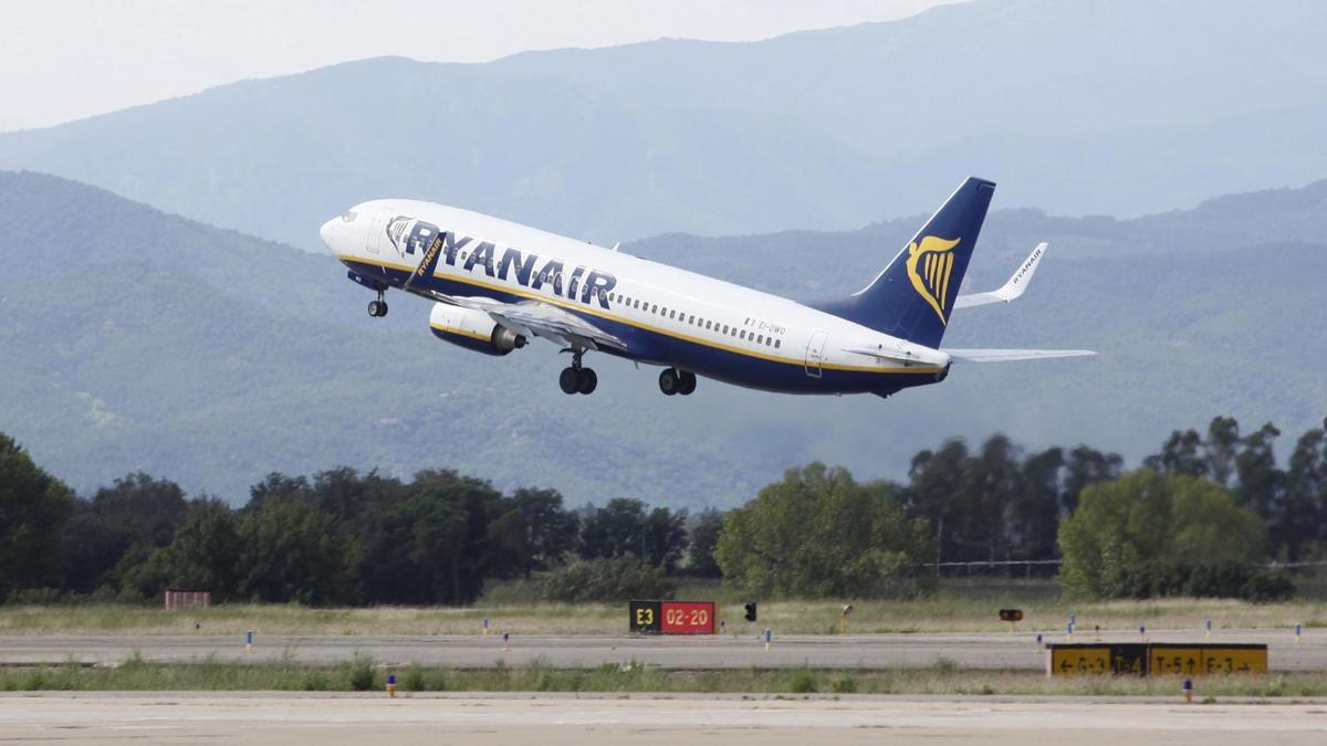 Un avió de Ryanair, enlairant-se des de la pista de l’aeroport de Girona.  | ANIOL RESCLOSA