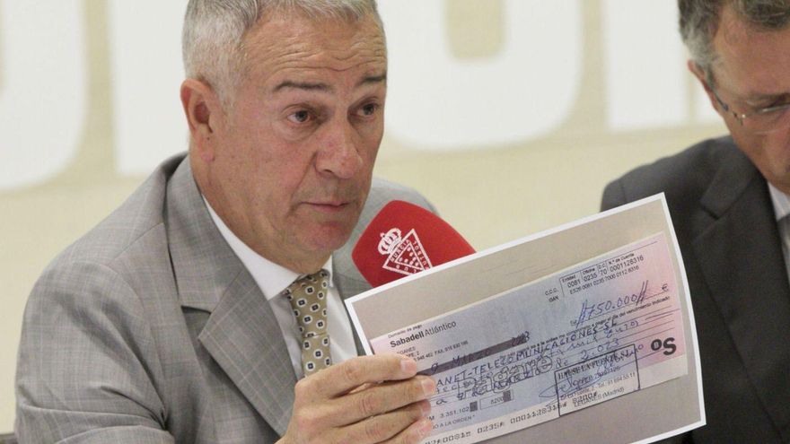 Felipe Moreno muestra documentación en una Junta de Accionistas. | JUAN CARLOS CAVAL