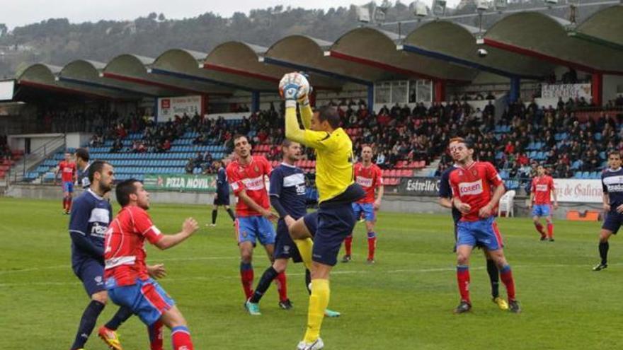 Arriba, Rafa Ponzo sujeta un balón. A la izquierda, Álvaro Muñiz pugna con un jugador del Ourense.