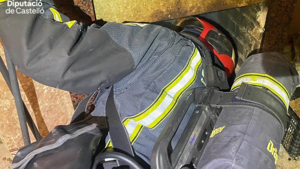 Un bombero revisa la chimenea incendiada en la vivienda de Almassora