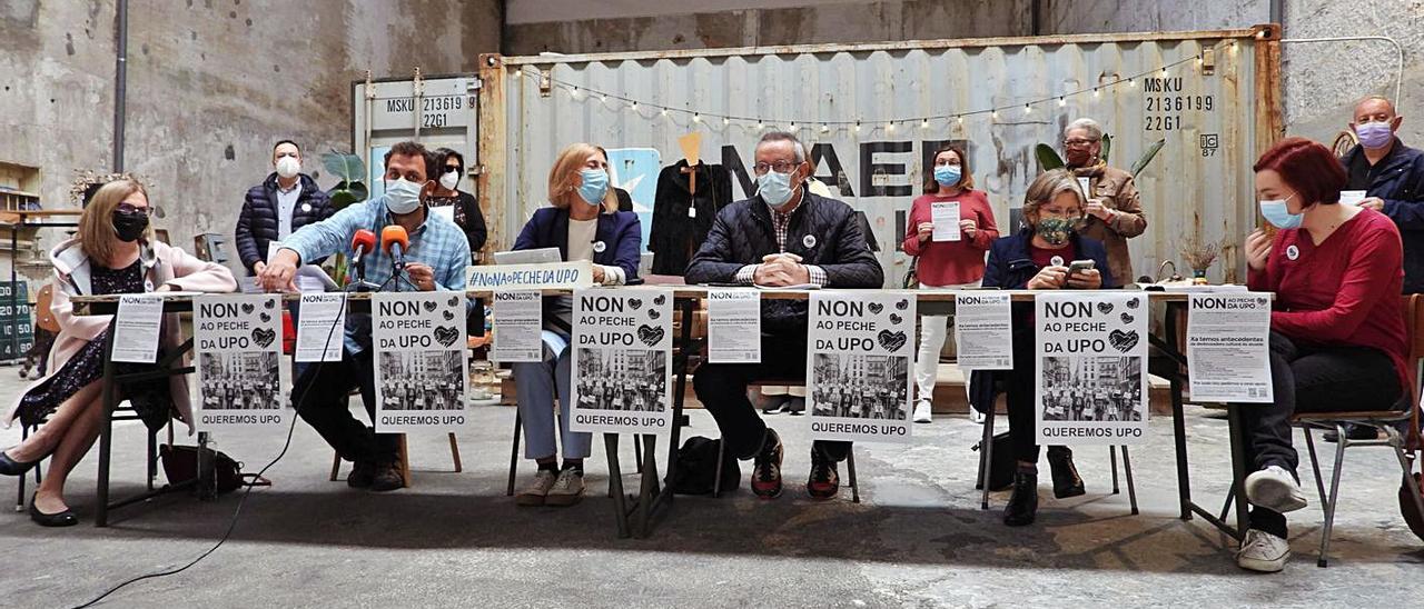 Miembros de la plataforma ciudadana ‘Non o peche da UPO’, ayer, en rueda de prensa.  | // FERNANDO CASANOVA