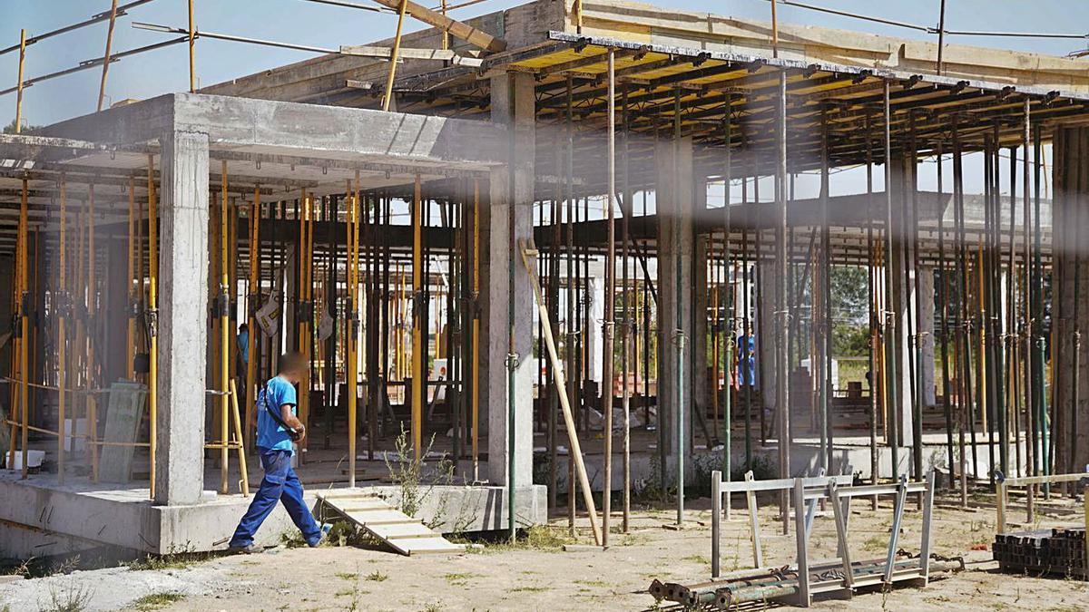 Obreros trabajan en una construcción dentro de la capital zamorana. | José Luis Fernández