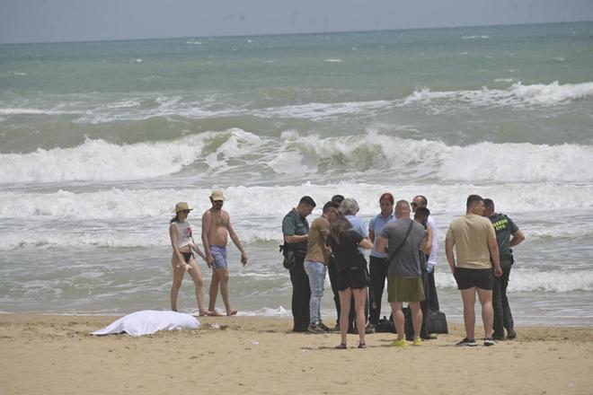 Dos hombres mueren ahogados al auxiliar a dos bañistas en apuros en Guardamar del Segura