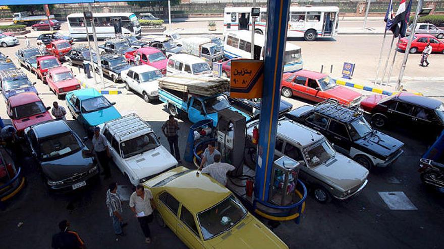 Gasolina. Numerosos vehículos hacen cola en una gasolinera en Egipto para repostar.