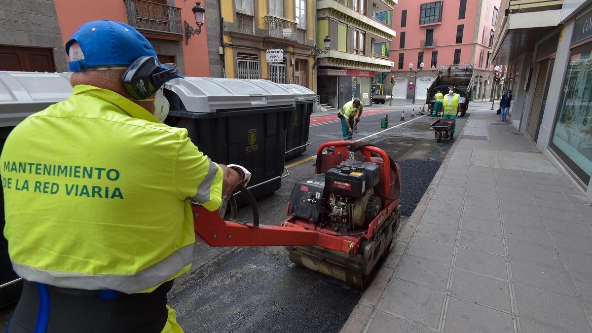 Operarios de Lumican en la calle Malteses en una foto de archivo de 2020.