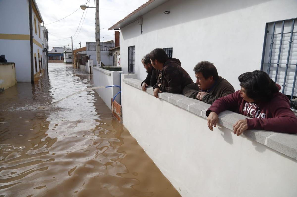 Vecinos de Majaneque desaguan una vivienda.