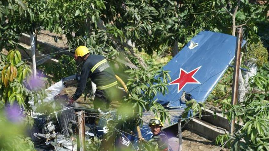 os servicios de emergencia trabajando junto a la aeronave accidentada, que se cayó sobre una finca cercana al aeródromo, en El Trapiche. º