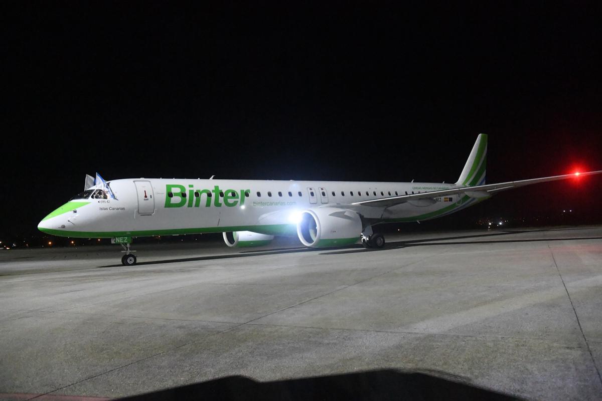 Llegada de un vuelo Binter al aeropuerto de Alvedro.