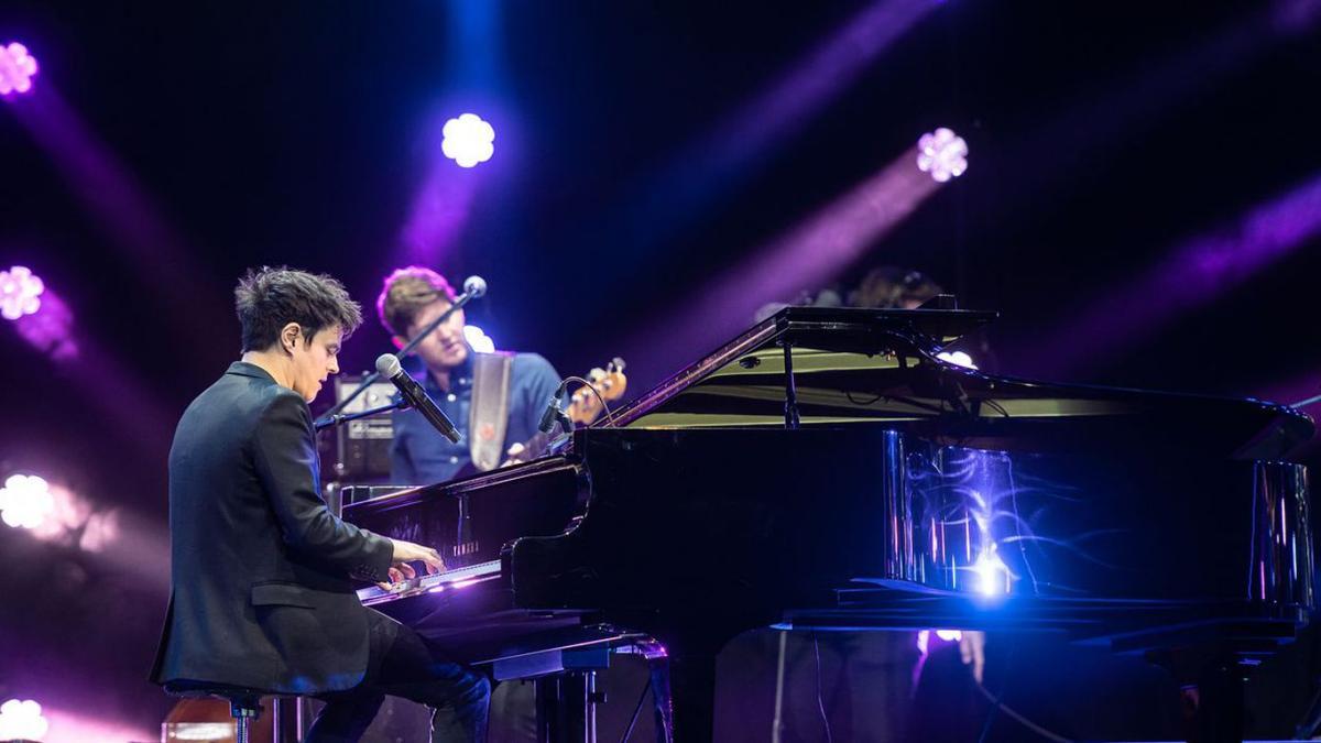 El pianista Jamie Cullum, en un momento de la actuación de ayer.   | // LA OPINIÓN