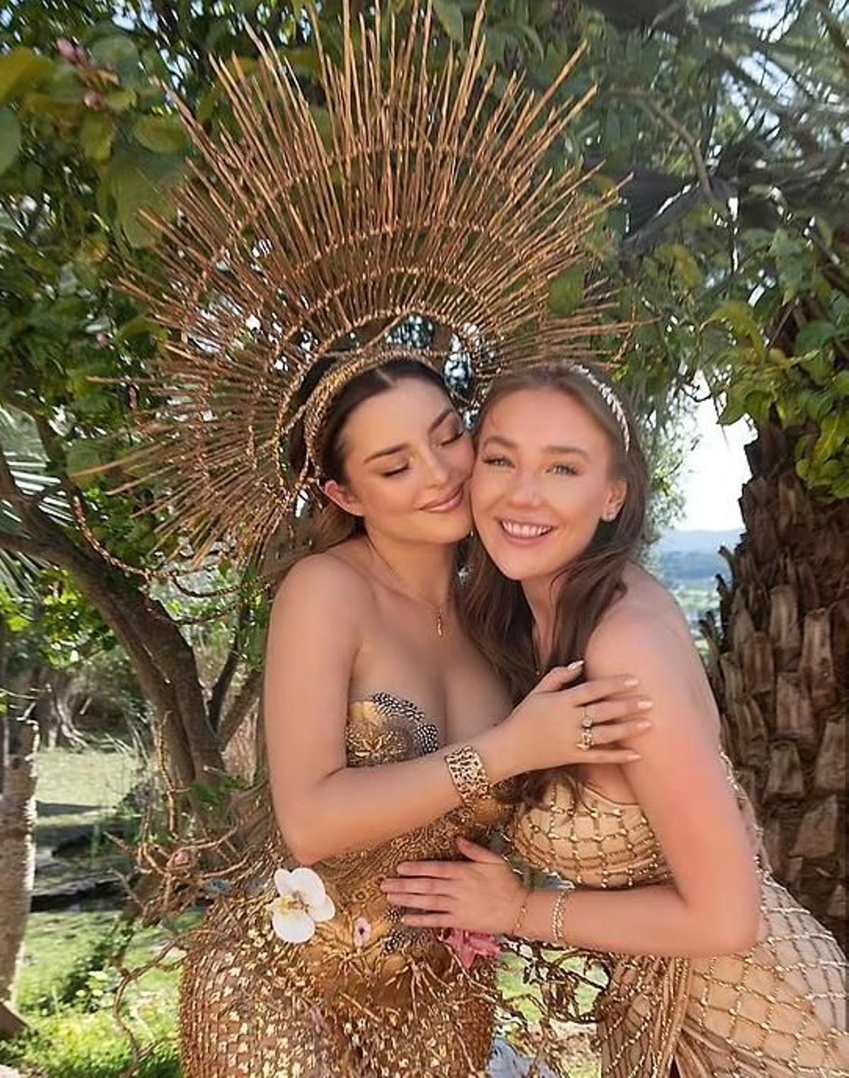 Rose posando con una amiga suya durante su 'Fiesta de la Tierra'