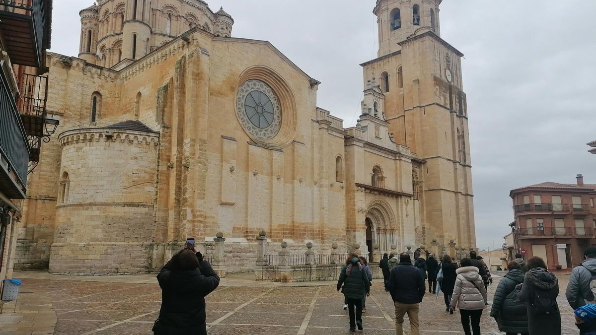 Turistas se dirigen a la Colegiata de Toro en una visita guiada