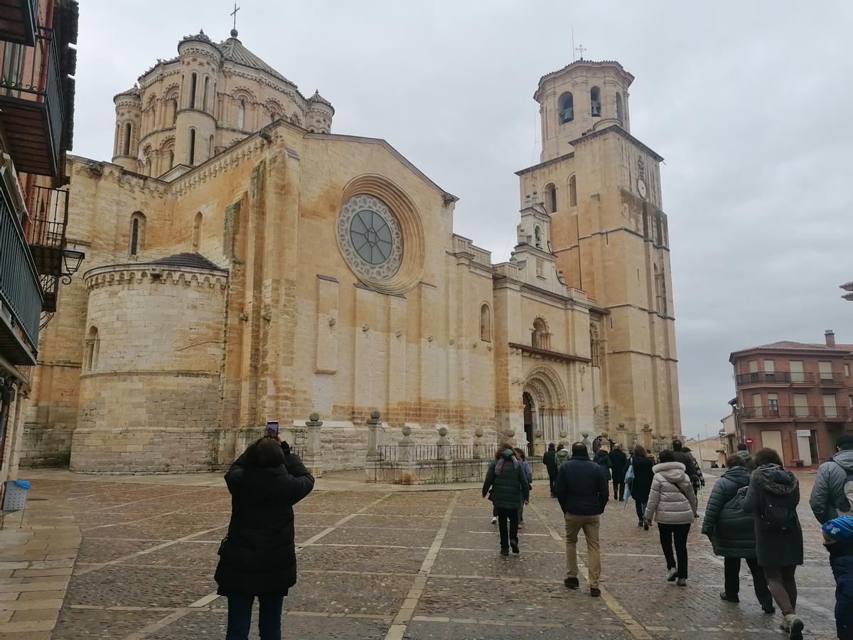 Turistas se dirigen a la Colegiata de Toro en una visita guiada