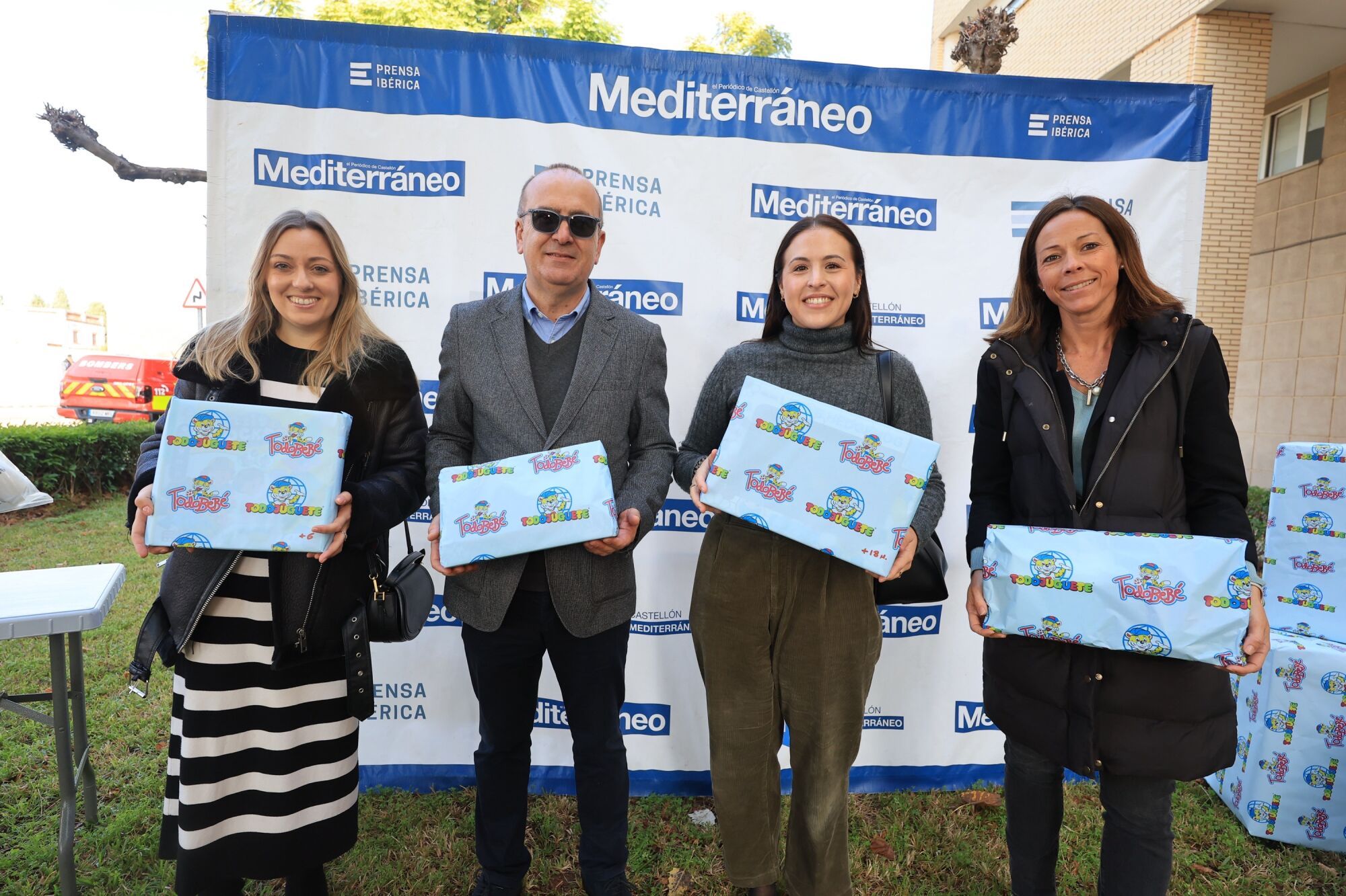 Mediterráneo y Todojuguete reparten ilusión entre los niños hospitalizados