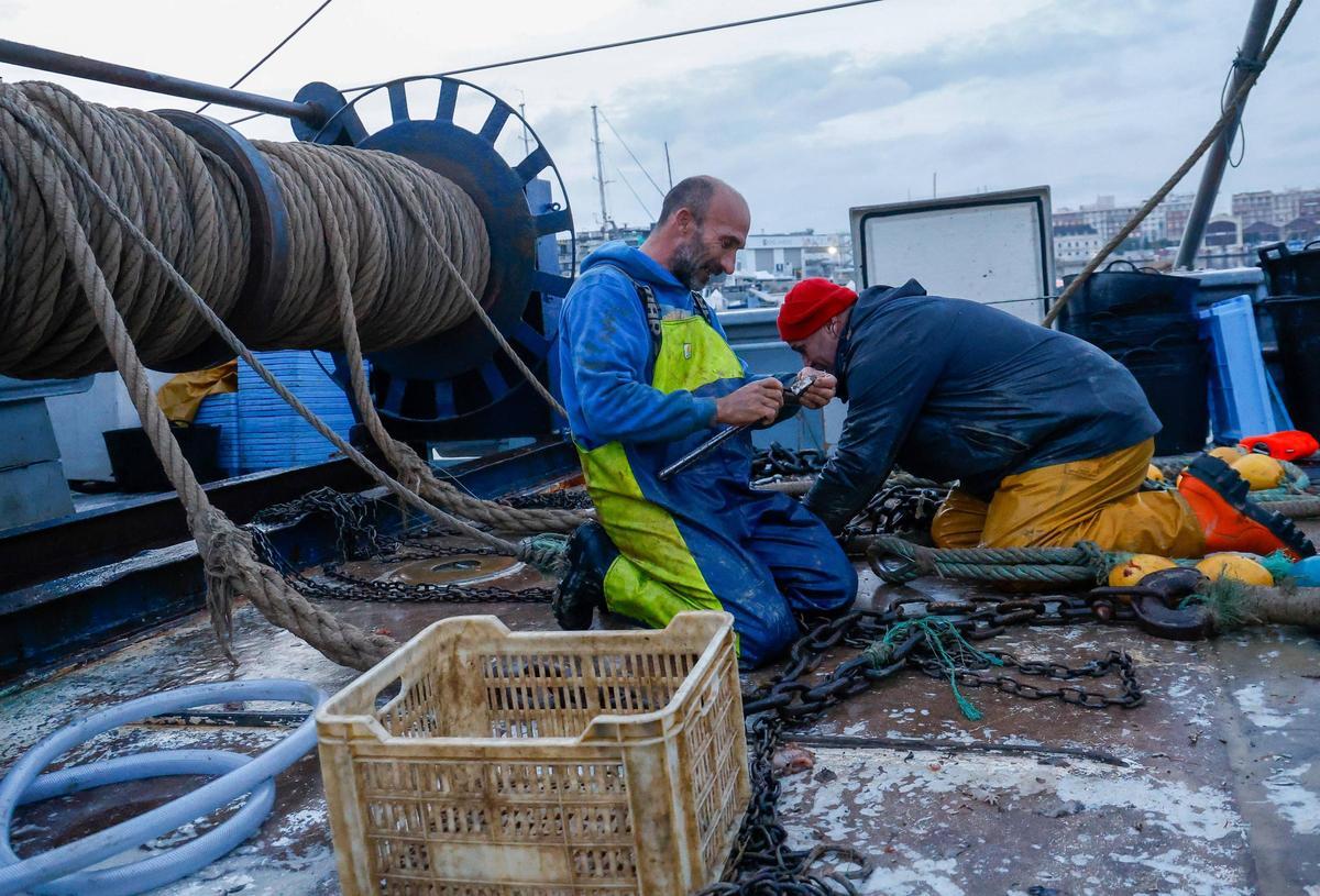 Tareas de mantenimiento en un buque pesquero atracado en el puerto de València este fin de semana pasado.