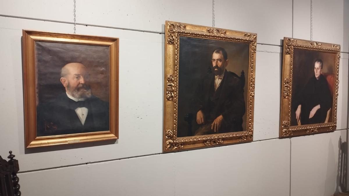 Tres pinturas de la exposición sobre José Ramón Zaragoza.