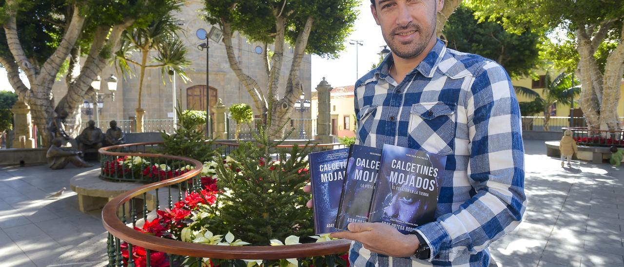 El escritor Aday Ortega muestra la trilogía ‘Calcetines Mojados’ en la plaza de Agüimes.