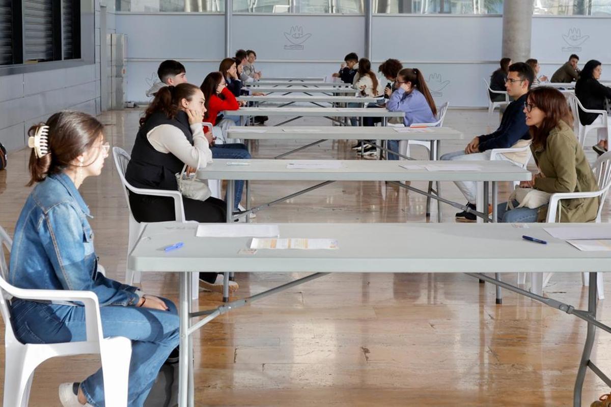 Cientos de personas realizan las pruebas orales del C2 de valenciano