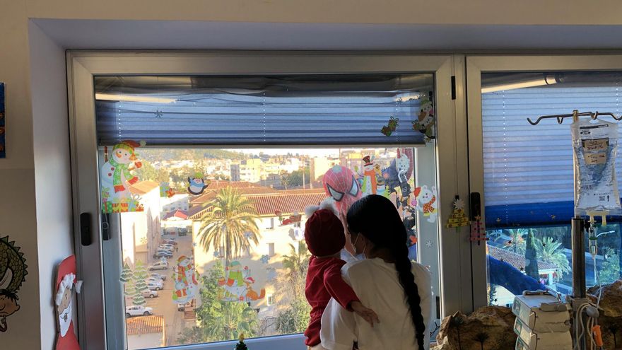 Spiderman sorprende a los niños ingresados en el Hospital Materno de Málaga