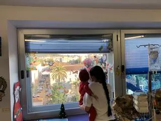 Spiderman sorprende a los niños ingresados en el Hospital Materno de Málaga