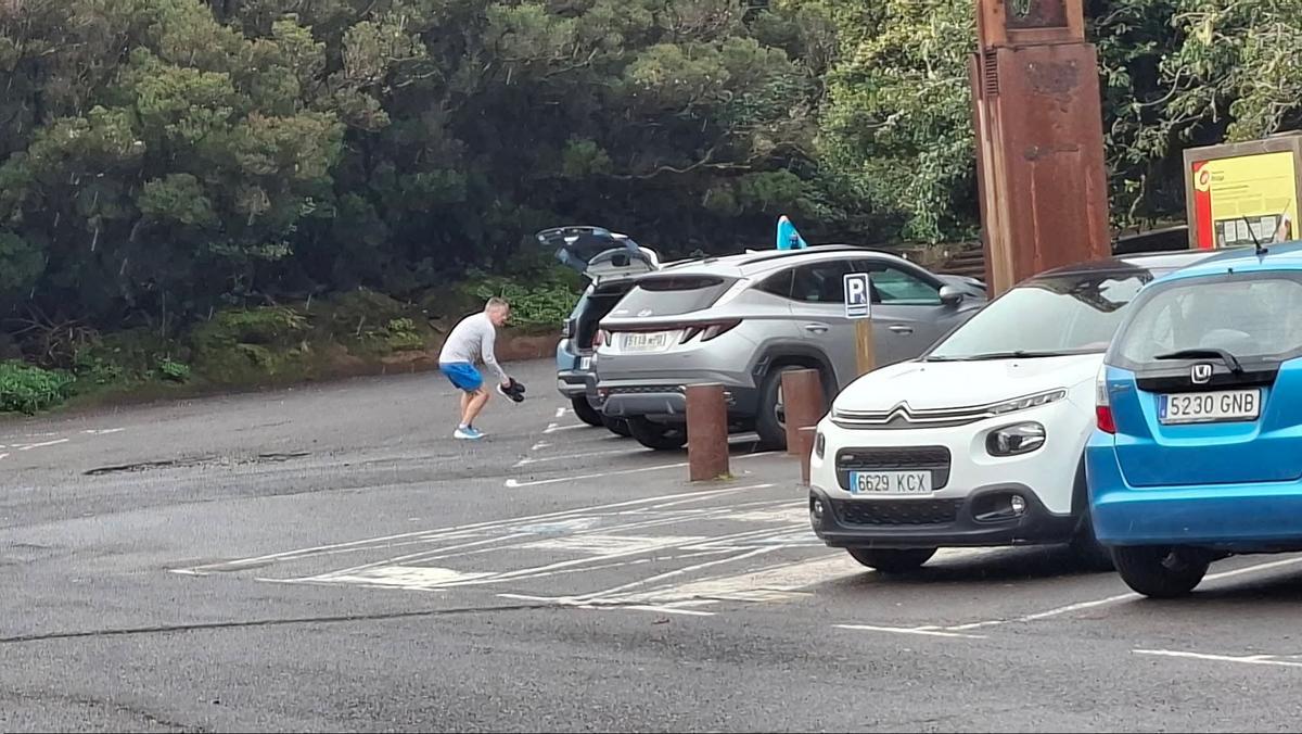 Turistas se aprestan a recorrer los senderos de Anaga, cerrados en plena borrasca Therese.