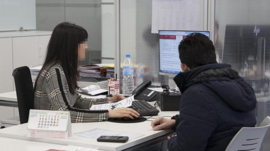 Una persona en las oficinas de Empleo.