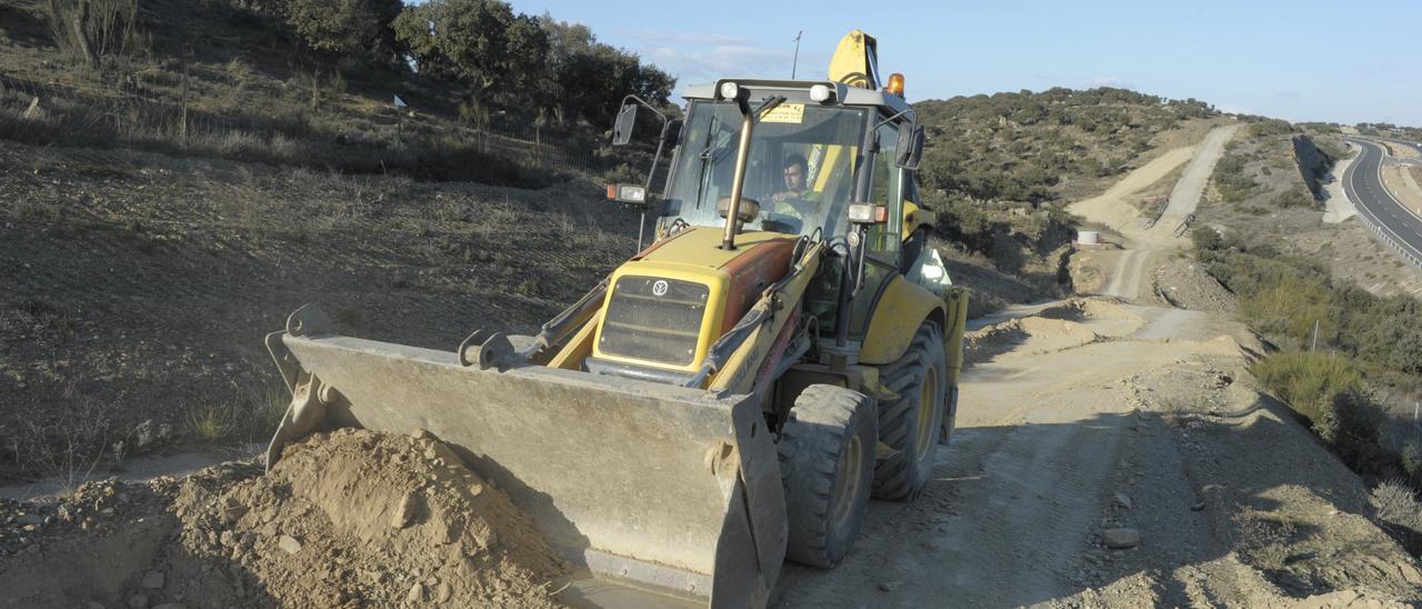 Una excavadora cuando se acometían las obras de la conducción de Portaje.