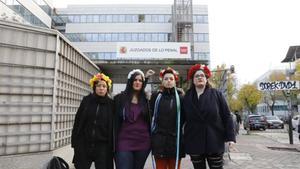 Las dos activistas (centro) juzgadas por la protesta en la catedral de la Almudena en junio del 2014.