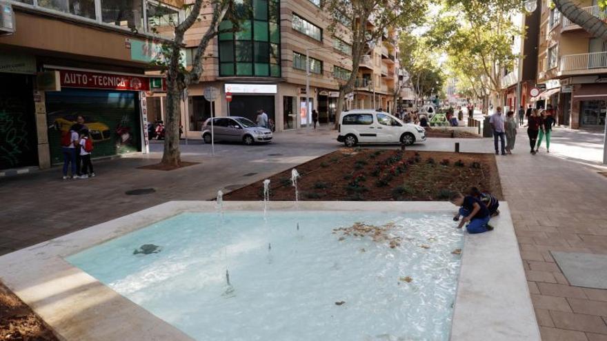 Dos niños juegan en la fuente de la nueva zona peatonal de Palma. | MANU MIELNIEZUK