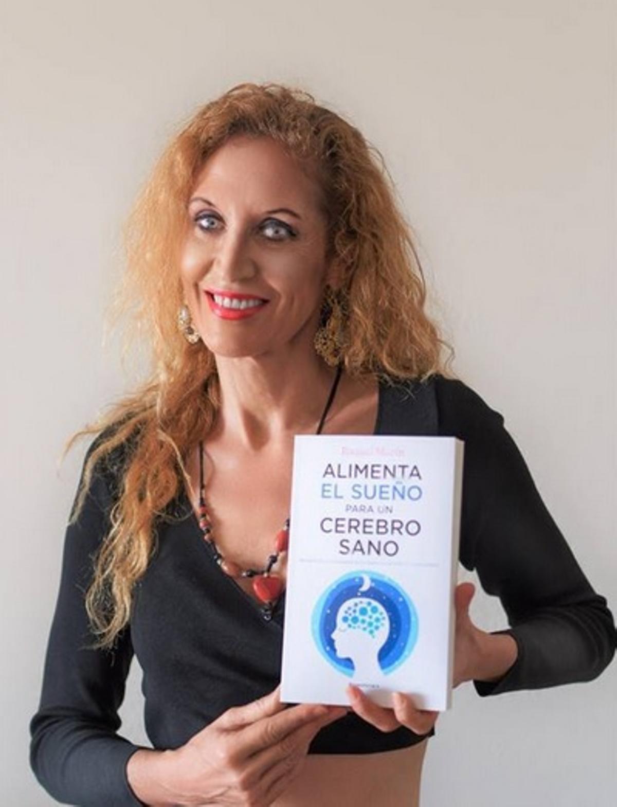 Raquel Marín, con el libro que presentará en el Club LA OPINIÓN-EL CORREO DE ZAMORA