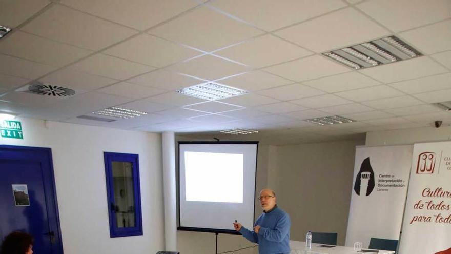 Julio García-Maribona, de pie, durante la conferencia que dio ayer en el centro sociocultural de Llaranes.