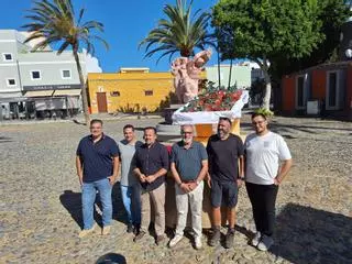 Santa Lucía lleva a la Romería del Pino un cereto lleno de tomates