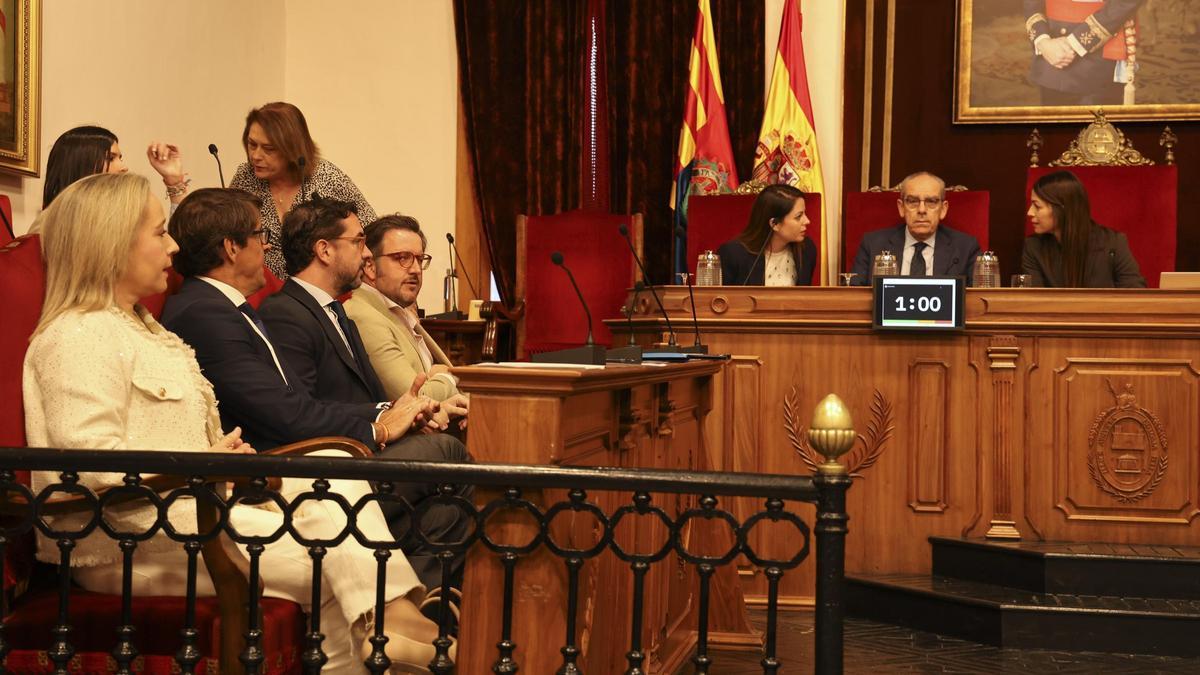 El alcalde de Elche, Pablo Ruz, en el último pleno y al fondo, su concejal de Estrategia Municipal, Francisco Soler
