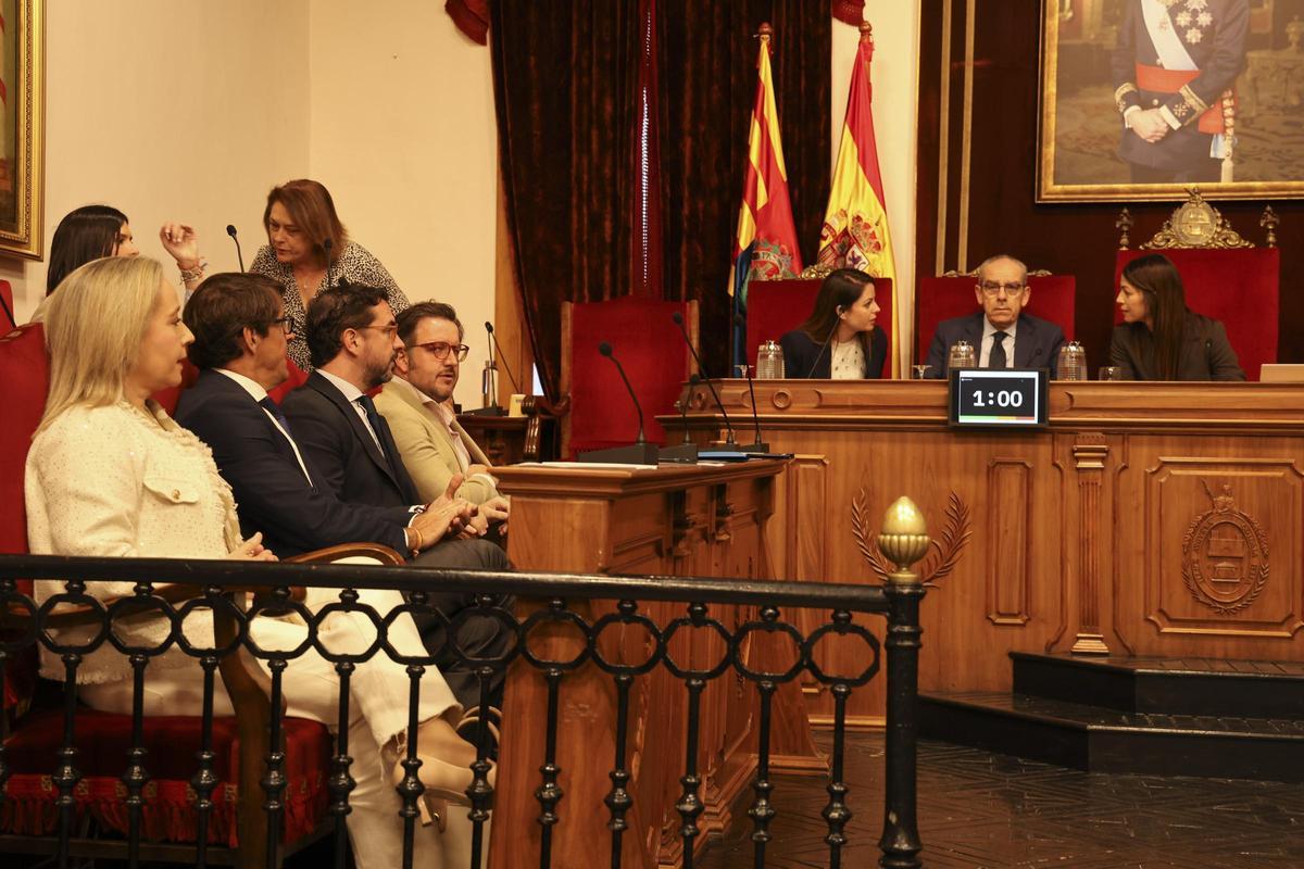 El alcalde de Elche, Pablo Ruz, en el último pleno y al fondo, su concejal de Estrategia Económica, Francisco Soler