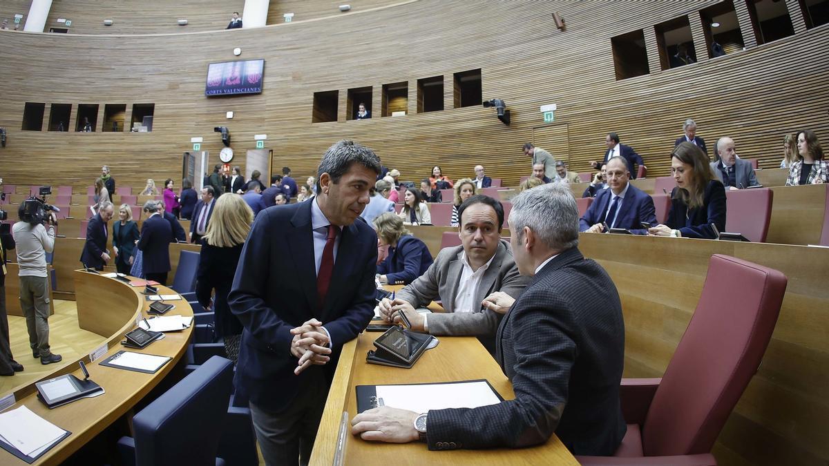 Mazón, Pérez Llorca y Barrachina, en una sesión de control en las Corts