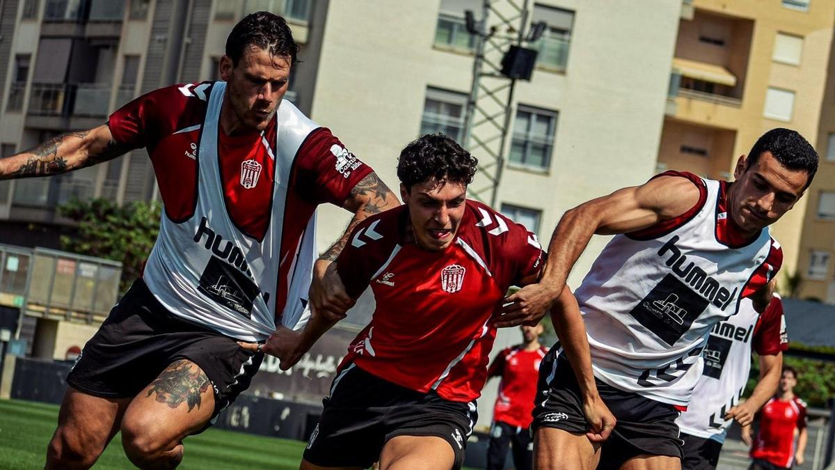 Los azulgranas Dario Dumic, Borja Calvo y Jesús Clemente, en el entrenamiento, en Elda.